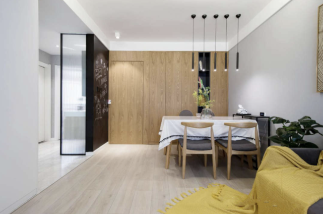 房子越小越不能乱装，学她把空间利用到极致，进屋才知：反差太大