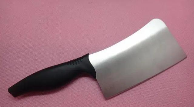 案例:55岁男子包养女健身教练,因欠一个月的生活费引发血案