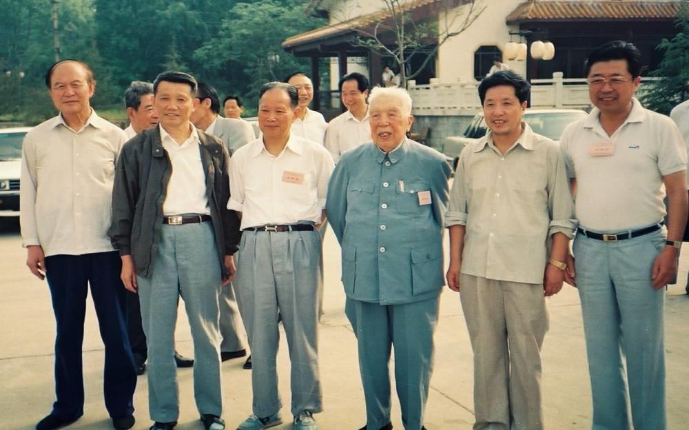 古镇|他是有名的富二代，19岁入党，60岁主政海南，大力发展海南旅游业