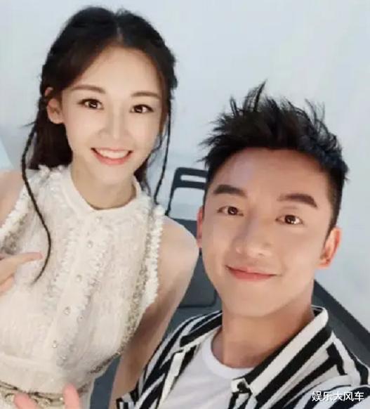 郑恺|郑恺官宣再次当爸，晒出苗苗露孕肚照，儿子小手被掰开引争议