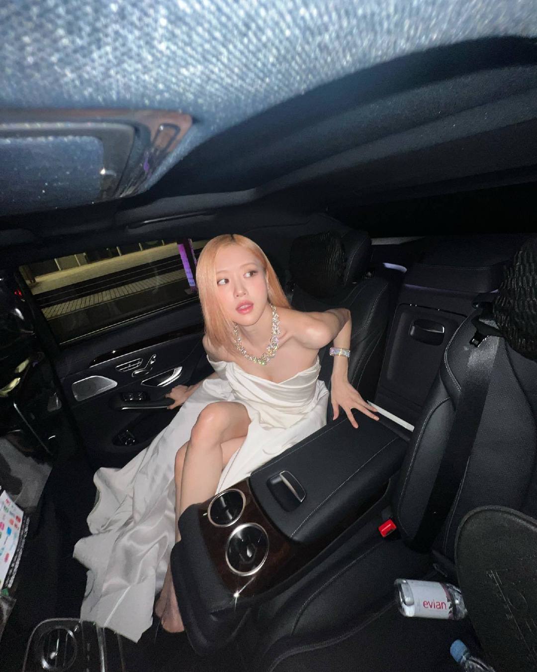 乔欣|朴彩英与三吉彩花同框仪态问题太大,凹直角肩真不如大大方方的