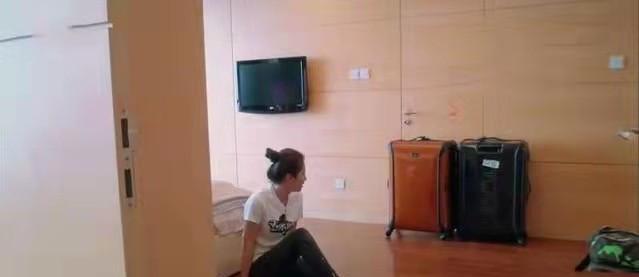 参观刘涛住的豪宅，家里装修得金碧辉煌，看着像个古代宫殿