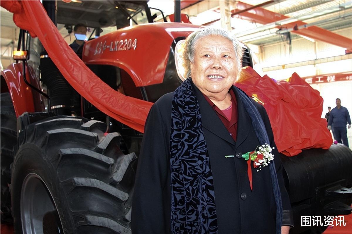 女拖拉机手梁军:11岁嫁表哥,因长相漂亮被印人民币上,高寿90岁