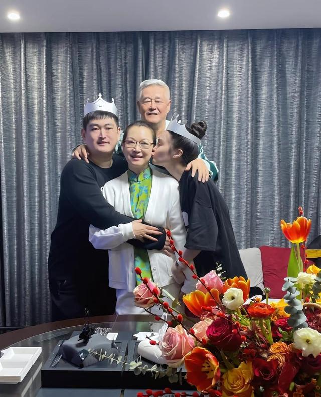 赵本山|赵本山三亚豪宅内景,超大鱼缸堪比海底世界,章子怡撇下汪峰拜访