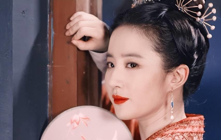 姐姐|娱乐圈最强打工人，神仙姐姐开跑车兜风，身穿包臀裙又美又酷