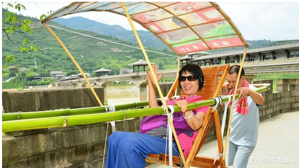 年轻人爬山坐轿子,遭“网络圣人”集体教育:践踏别人尊严!