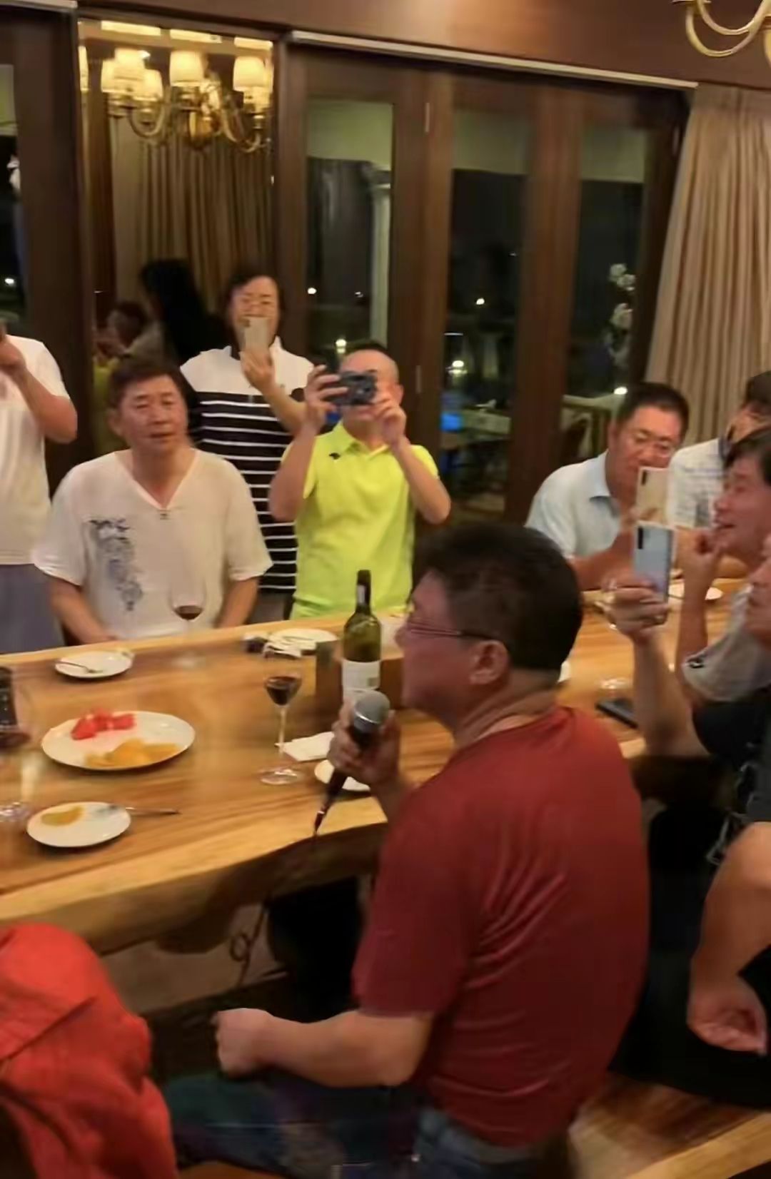 姜育恒|63岁姜育恒高歌《再回首》,马来西亚豪宅曝光,满脸通红肚腩明显