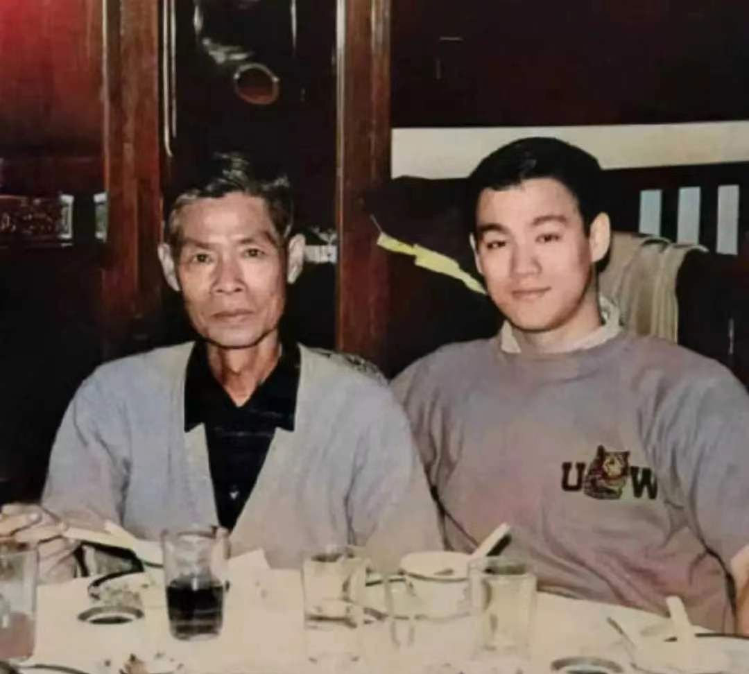 李小龙|60年代,李小龙和父亲李海泉的珍贵合影,父亲坐姿端正,神态威严