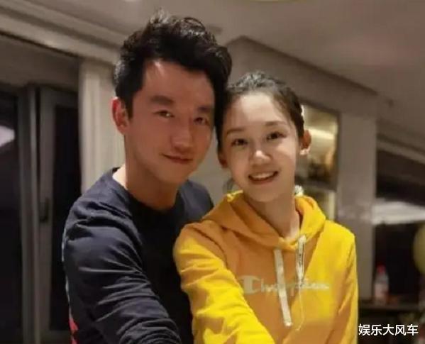 郑恺|郑恺官宣再次当爸，晒出苗苗露孕肚照，儿子小手被掰开引争议