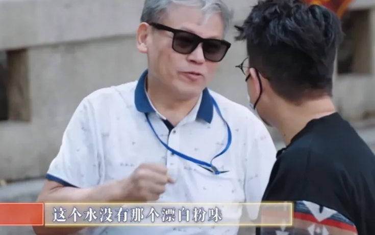 陈小春去长沙白沙井,发现井边围了一堆的人在打水喝,心里觉得非常奇怪