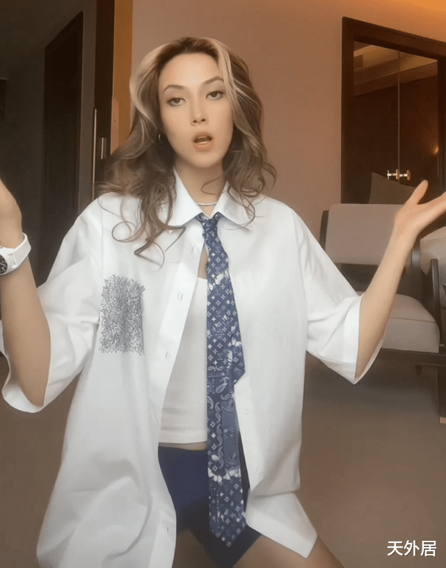 谷爱凌|谷爱凌写下3字正面回应争议!穿吊带+身披制服跳舞,我行我素