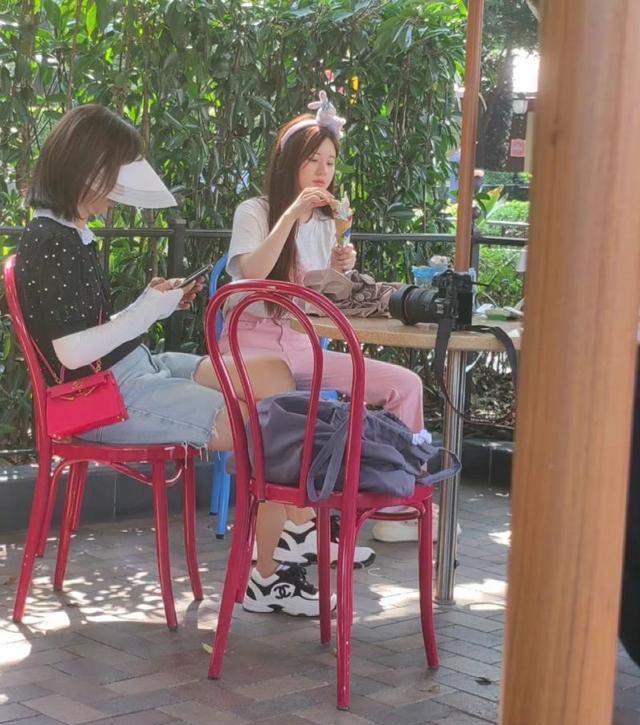 迪士尼|赵露思迪斯尼被偶遇超亲切!穿搭+吃什么全被扒!袅袅一招反怼黑粉