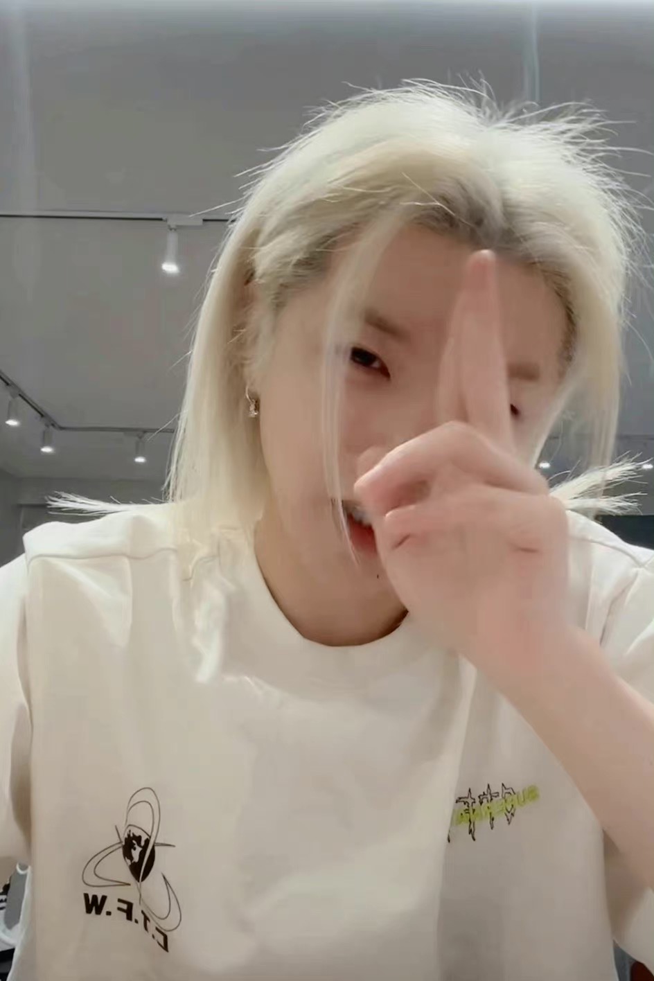 华晨宇|华晨宇发布剪发vlog，手法狂野随意，最后成品帅得让人惊呼！