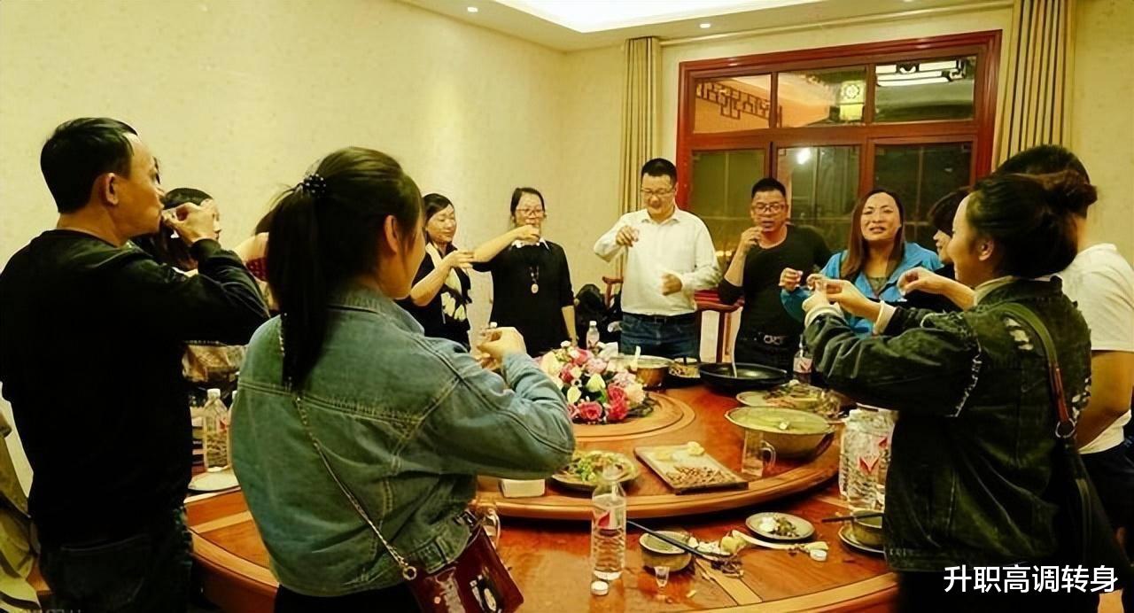 职场故事|同事请领导吃饭，借我2000元买单，让我看懂职场人性的现实