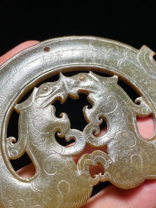 和田玉籽料|战国 和田玉籽料 沁色 双龙纹 玉珮