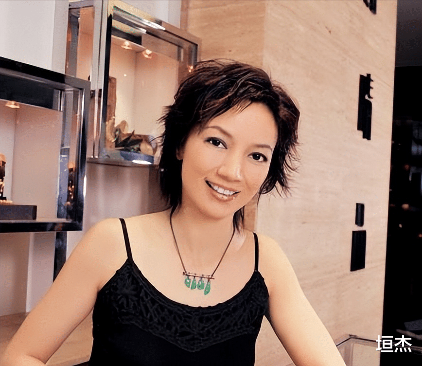 香港小姐|“风光不再”的港姐现状：有人抵押皇冠还巨债，还有人菜市场摆摊