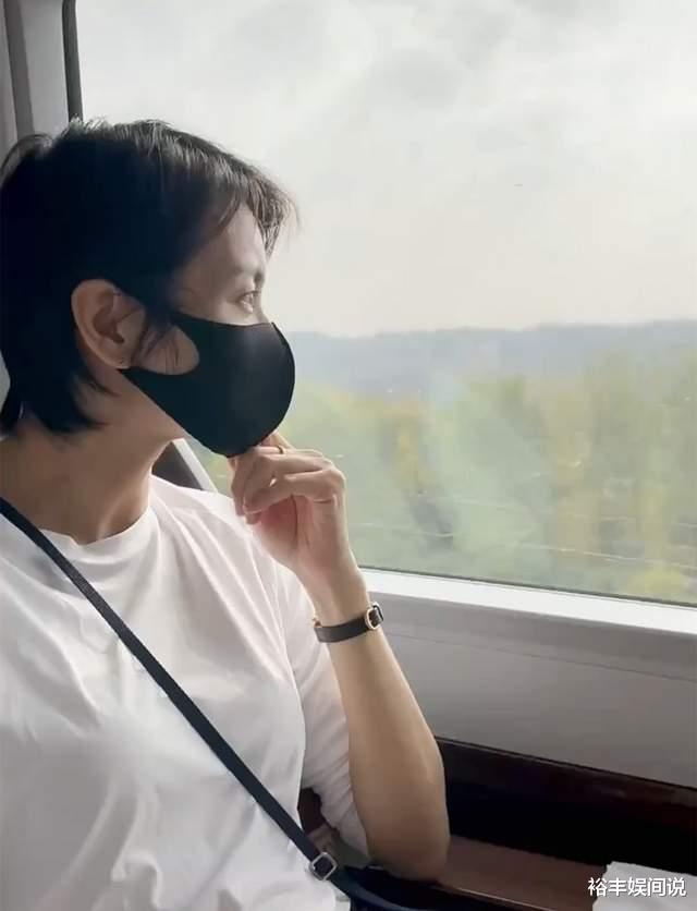 梁咏琪|梁咏琪前往湖南录节目!独自拎行李坐高铁,看书写字自律性超高