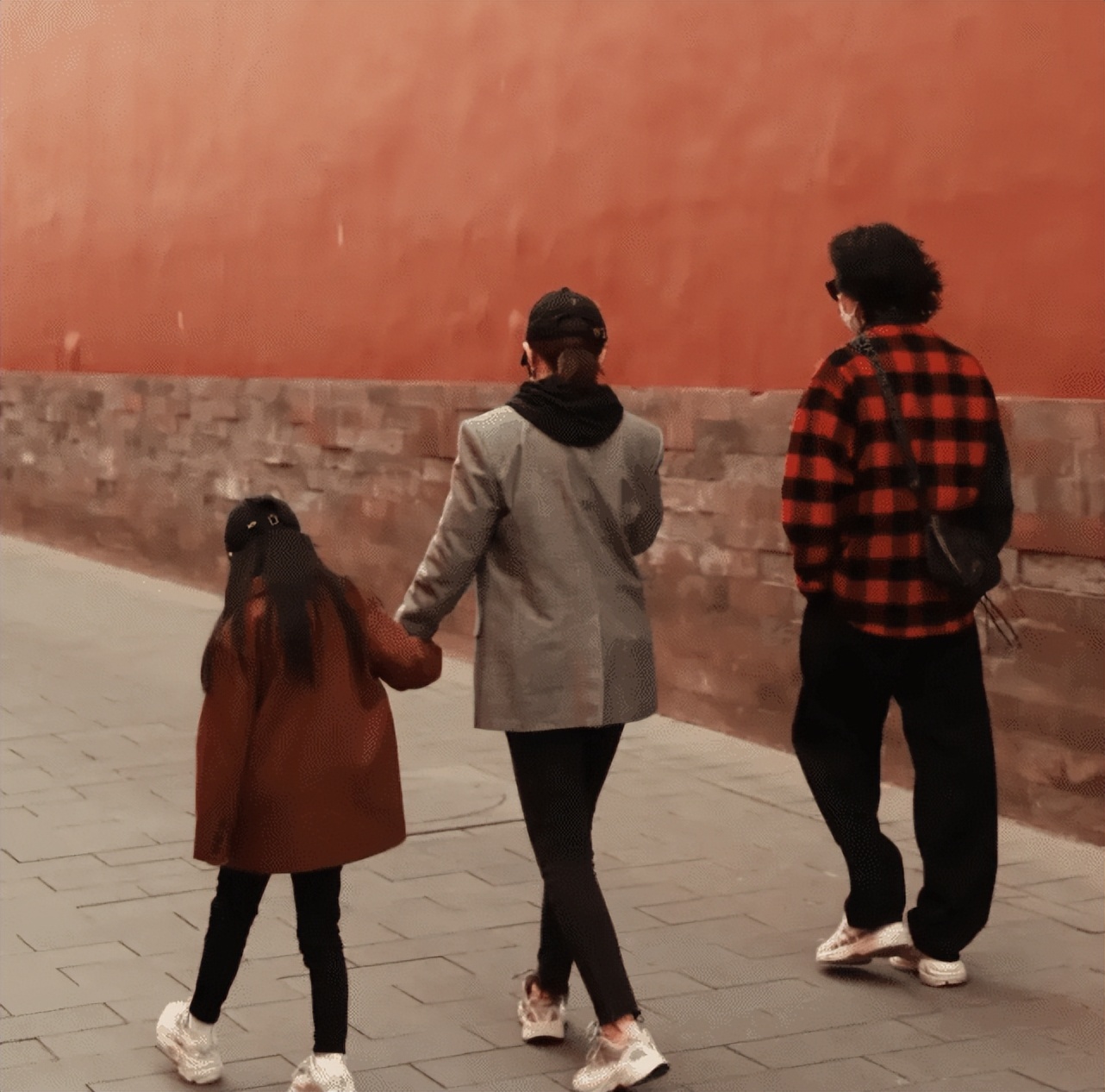 李承铉|戚薇安心养胎，李承铉带女儿Lucky一起做核酸，仍是带娃主力军