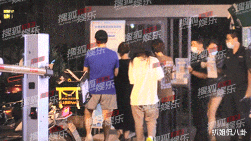 吴奇隆|刘诗诗吴奇隆吃完夜宵一起回家,戴情侣帽感情很好,没有离婚