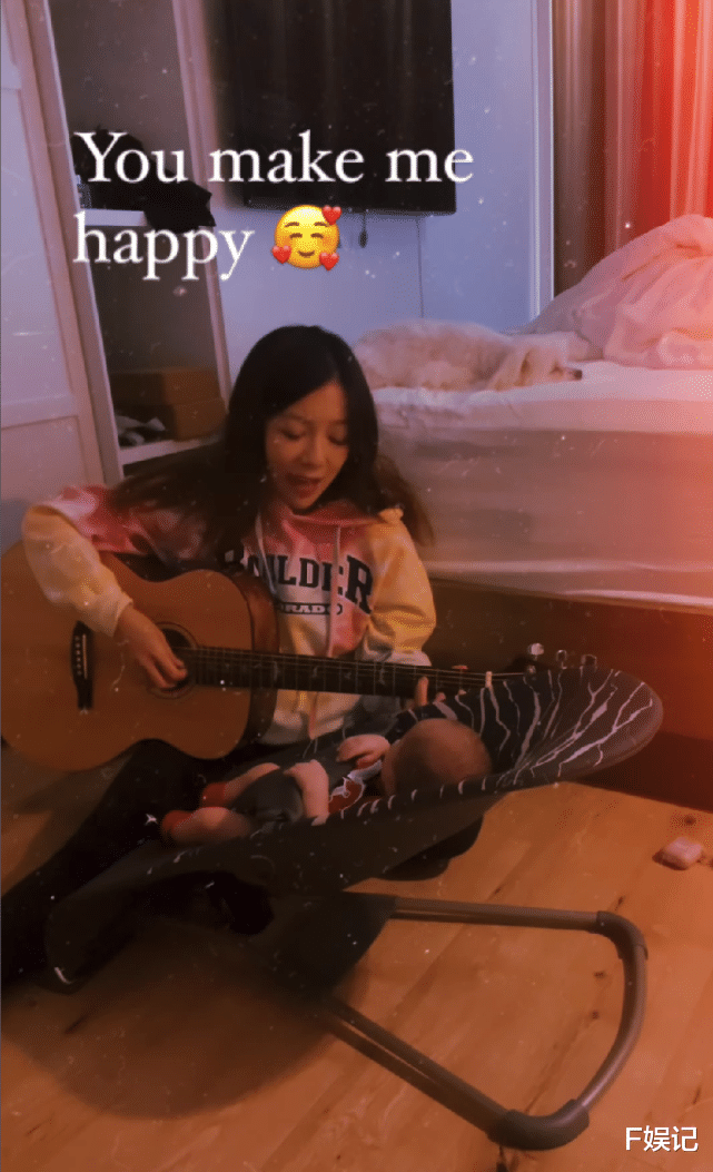 何雁诗|TVB小生郑俊弘与妻子何雁诗带着满月的儿子出去散步