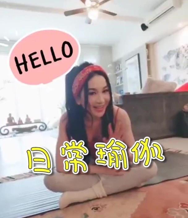 温碧霞|54岁温碧霞宅家健身，优美纤细的身材比豪宅抢镜，腿太细了