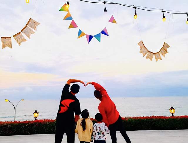 昆凌|周杰伦官宣三胎喜讯！昆凌撩开外套炫出大孕肚，肚皮圆滚滚似皮球