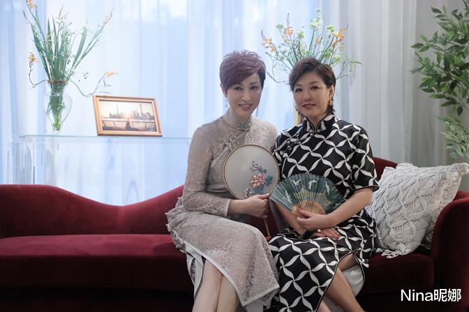 陈法蓉|陈法蓉晒生活近照,穿卡通卫衣戴大沿帽,肤白粉唇比花还美上三分