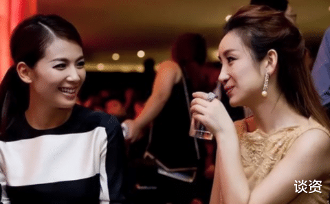 刘涛|刘涛秦海璐街边拍戏吃烧烤，刘涛不顾形象大口撸串，模样姿势接地气