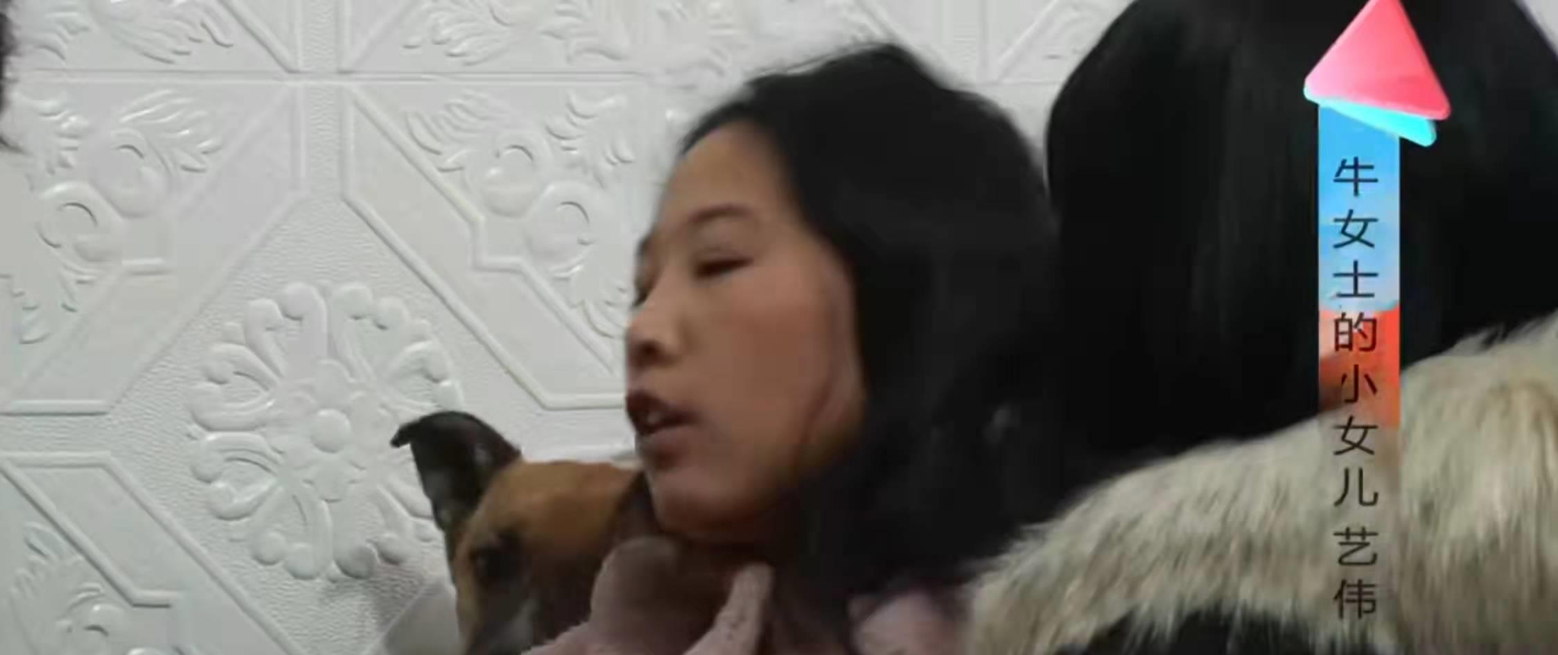 女孩辛苦打工攒下20万,被父亲拿走给儿子开店,五年后女孩崩溃