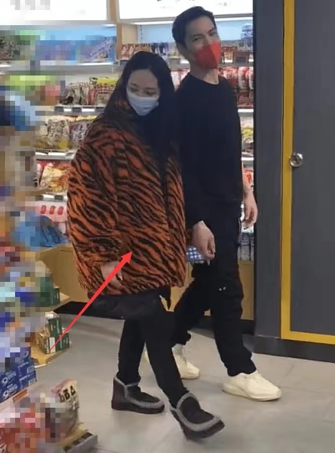 郭碧婷|郭碧婷向佐逛超市被偶遇!女神变家庭主妇,穿豹纹外套养得真富态