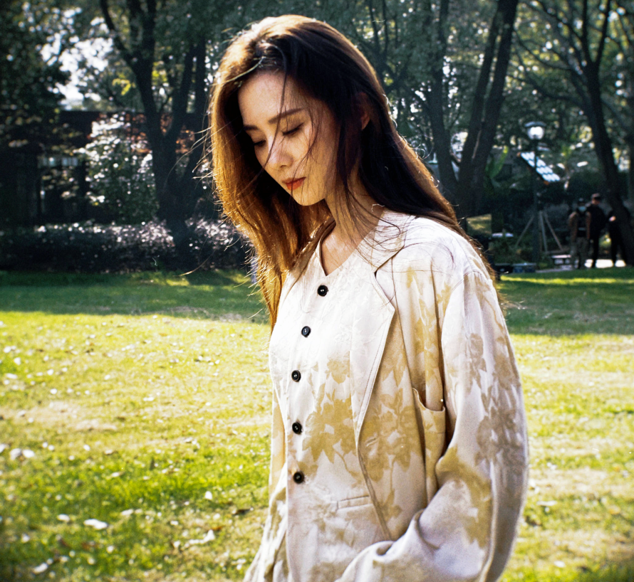 刘诗诗|刘诗诗工作室发出了写真，穿黄色套装酷飒有型，夜幕中氛围感十足