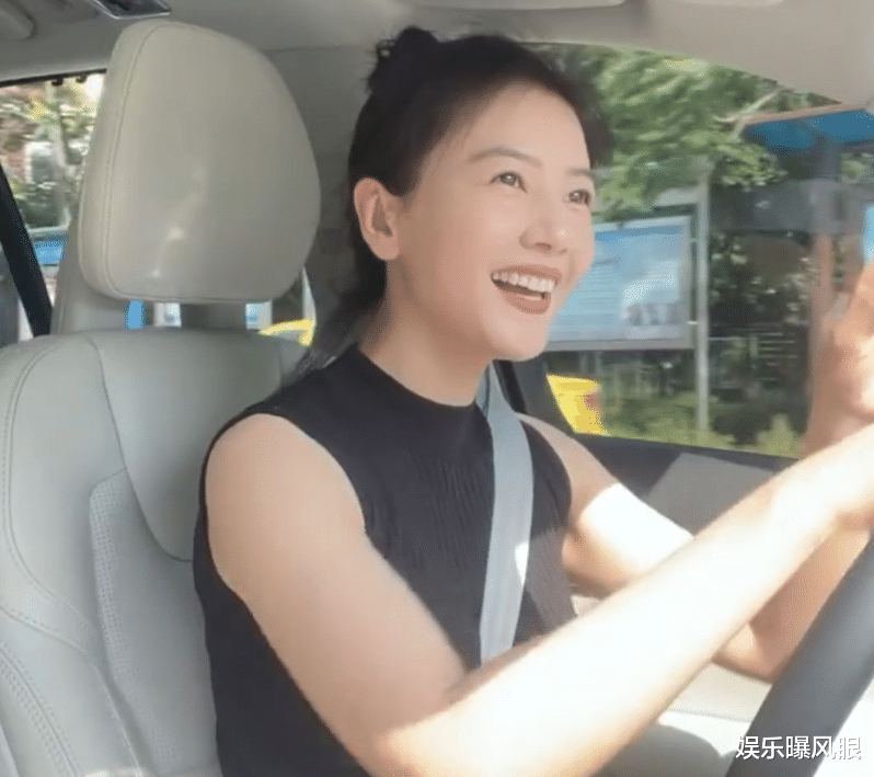 童星|高圆圆开63万座驾回老家,皮肤白皙状态好,被安全带勒出小肚子