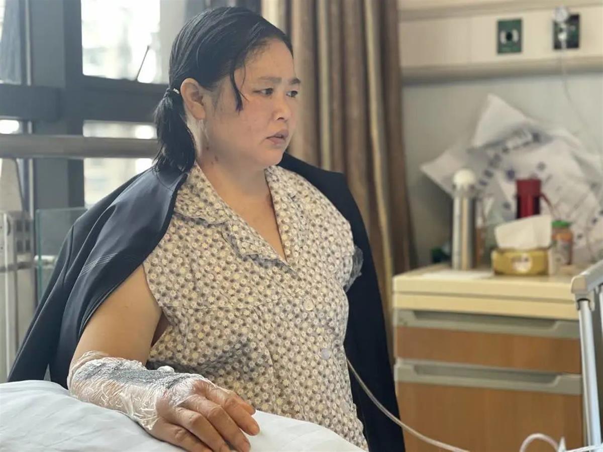 女子飞身从车轮下救出幼童令自己却失去左臂,丈夫:已做三次手术