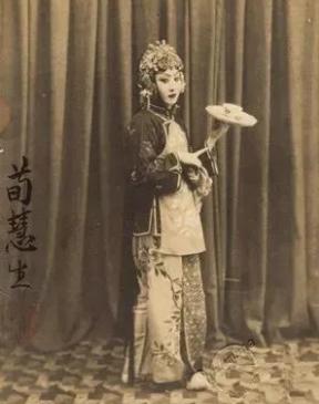 白客|京剧大师荀慧生将错就错的婚姻:新婚之夜新娘被调包,爱人变姑姑