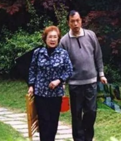 秦怡|秦怡：婚姻坎坷，照顾残疾爱子41年，如今100岁依旧优雅美丽