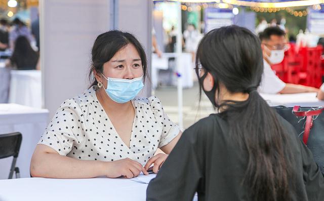 大学生|你确定是认真的吗?毕业生吐槽面试中的“奇葩提问”,叫人长见识