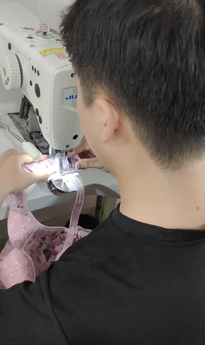 广东小伙缝纫机前缝女性内衣,年纪看着不大,动作娴熟行云流水