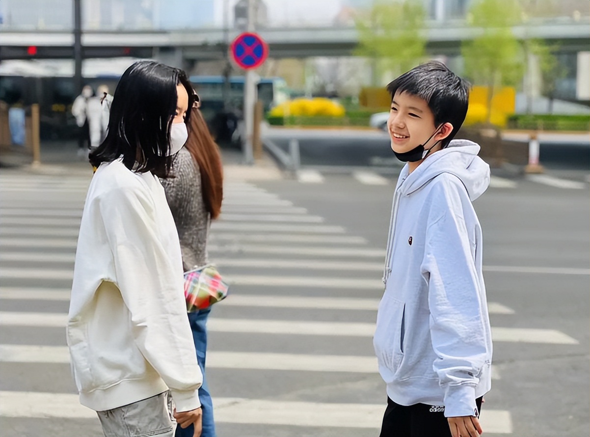 董洁|42岁董洁居家下厨！素颜出镜法令纹明显，13岁儿子顶顶出镜超捧场