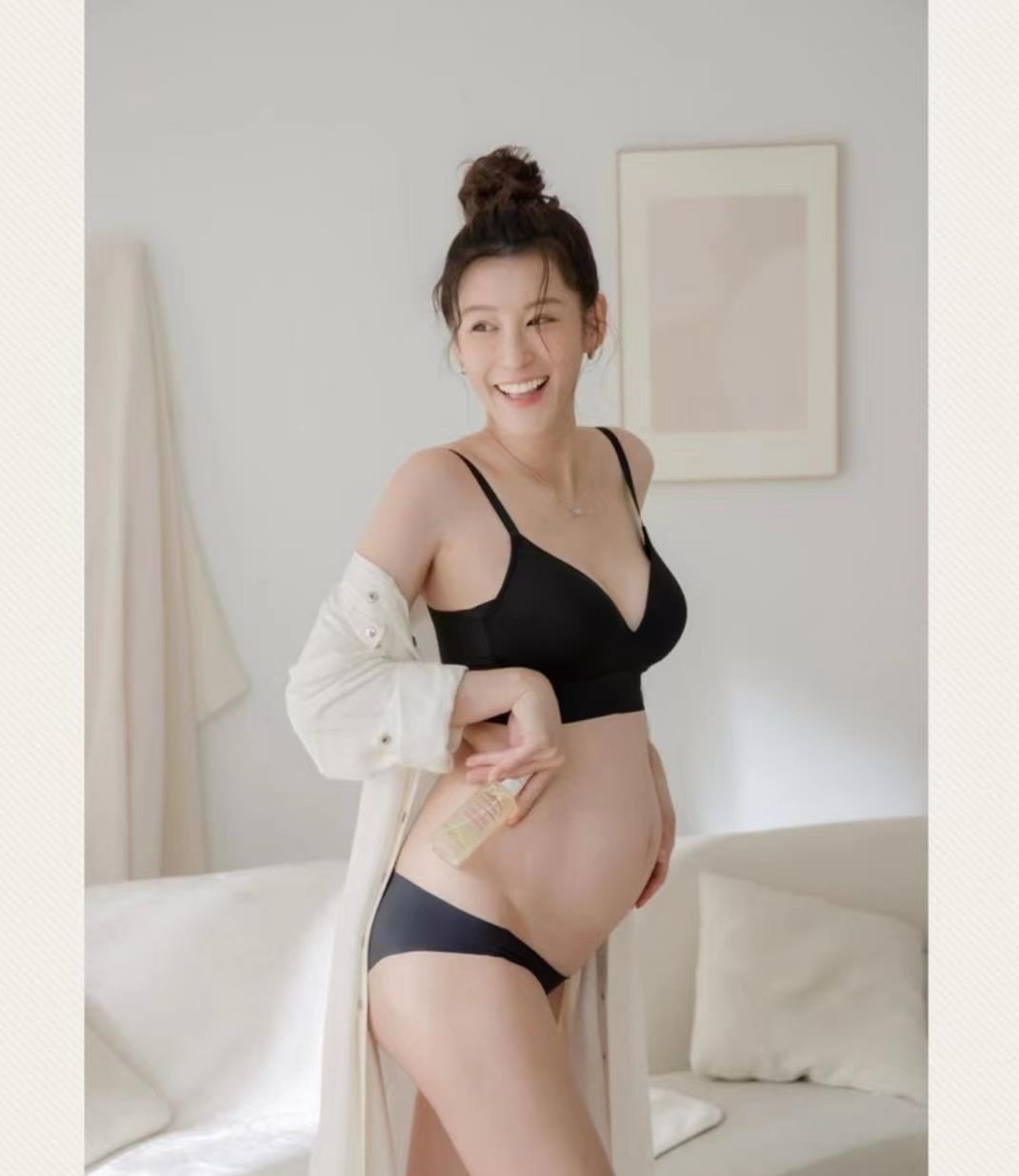 超模|台湾名模赵孟姿挺孕肚穿比基尼,跪海边玩水,四肢纤细身材好