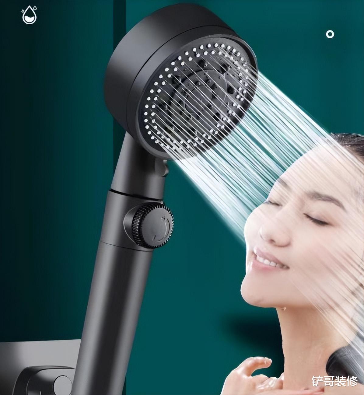 洗澡时,淋浴头堵了别用针扎!教你正确做法,出水量大还舒适