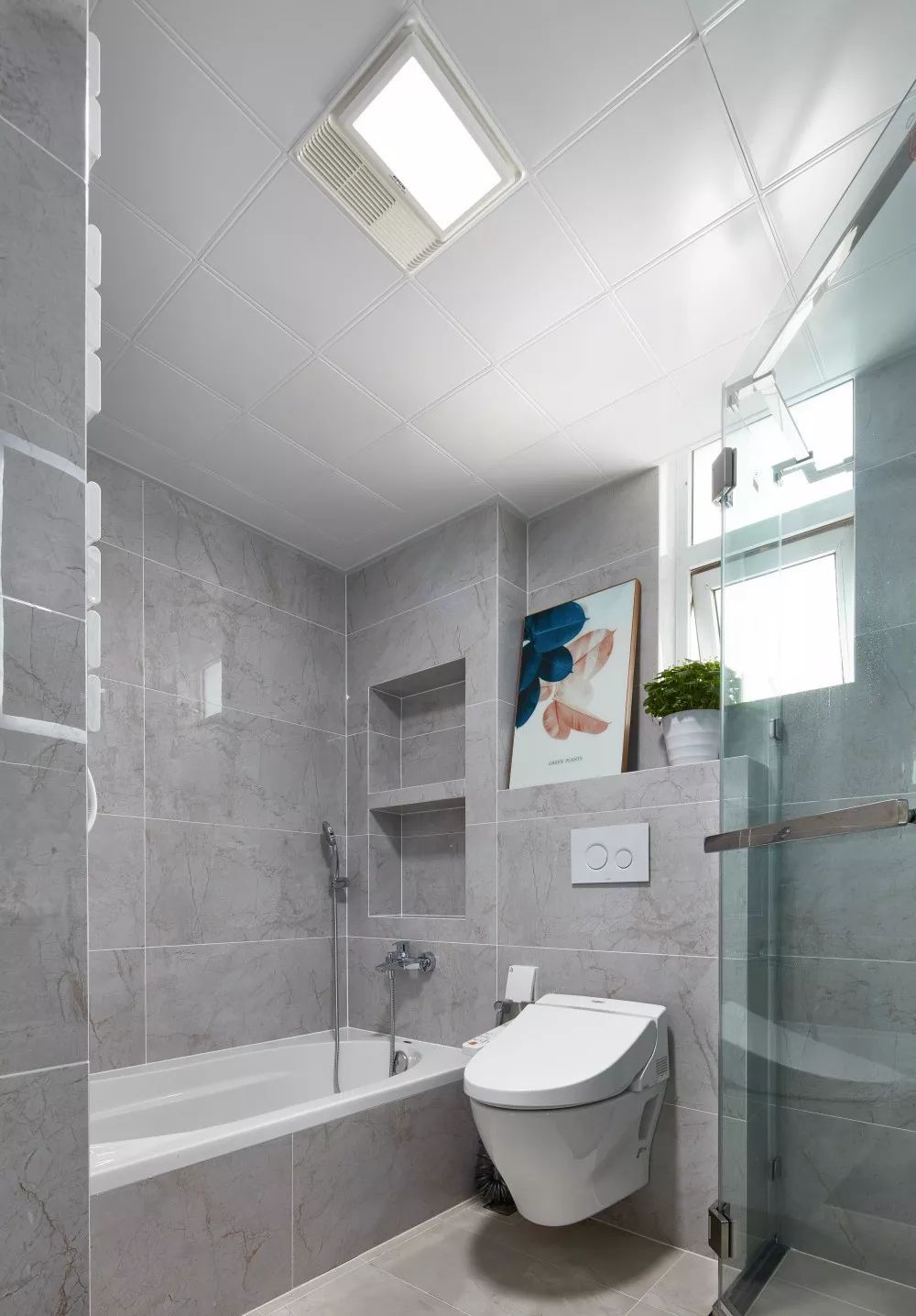 卫生间里在这3处设半墙,哪怕不做隔断,也能腾出个小台面做置物!