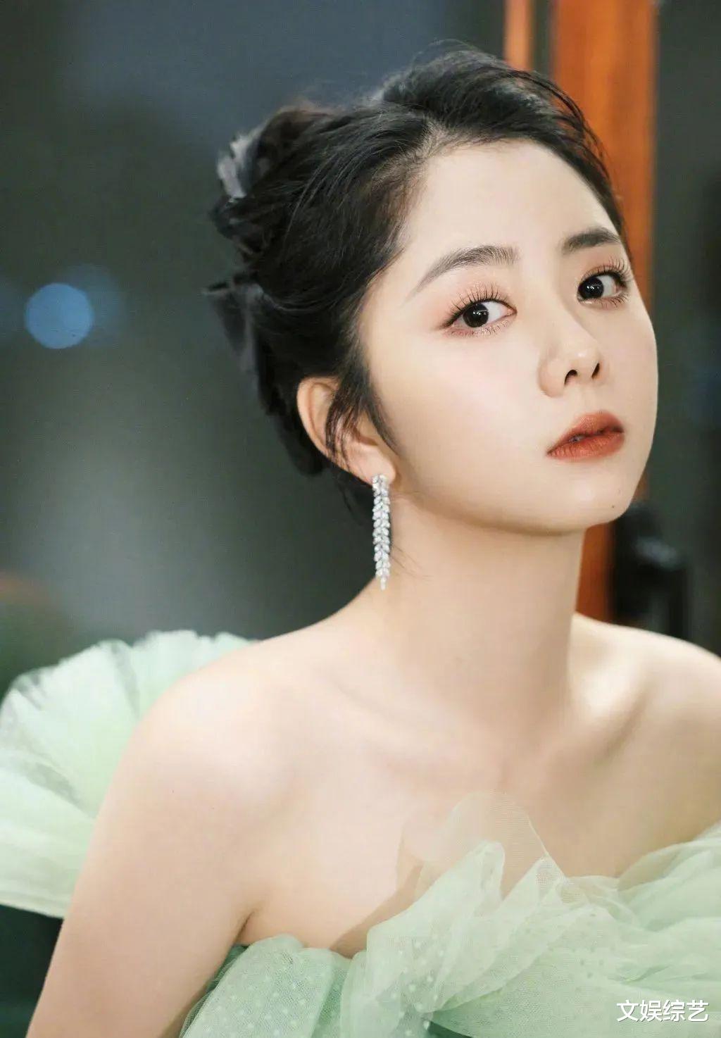 谭松韵|谭松韵现身金鹰节,身穿薄荷绿纱裙,一身清新灵动,清晰可爱