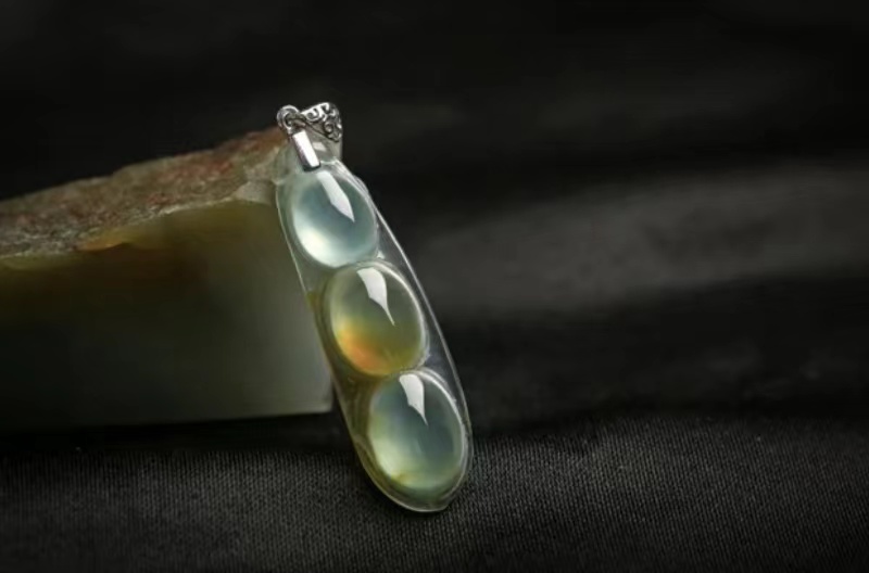 翡翠|翡翠的颜色重要，还是品质重要？除了这二者，我们还需要注意什么?
