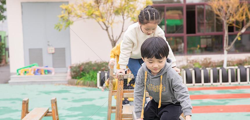 南京一男医生上门掌掴幼儿 已被刑拘,这时男医生不再“救死扶伤”