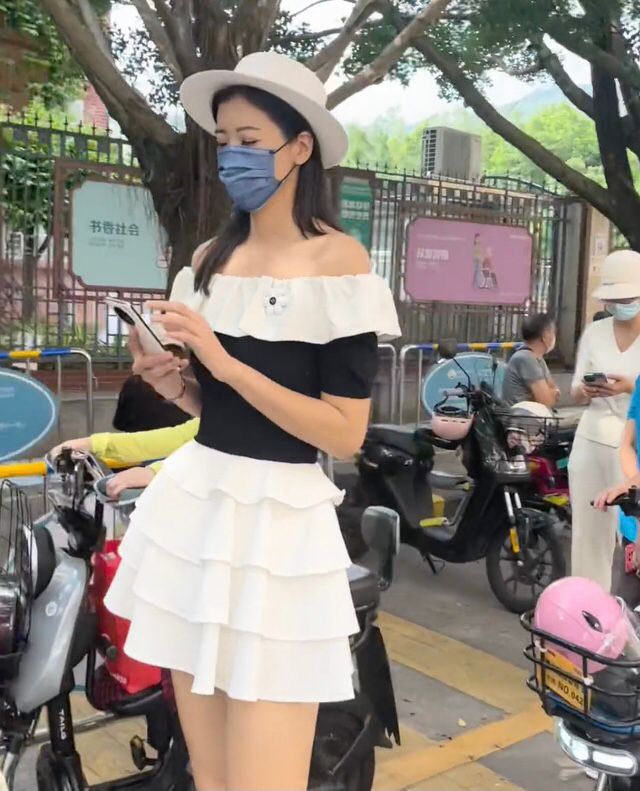 上海：女子穿短裙接孩子放学，被旁边女子紧盯着大腿看