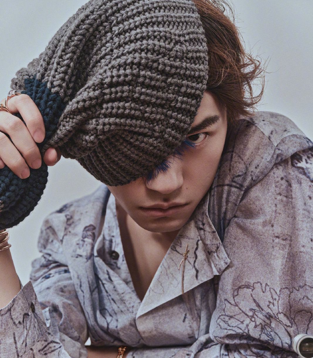 Angelababy 那个倔强不羁的男孩又回来了！易烊千玺封面来袭，挑染刘海好迷人