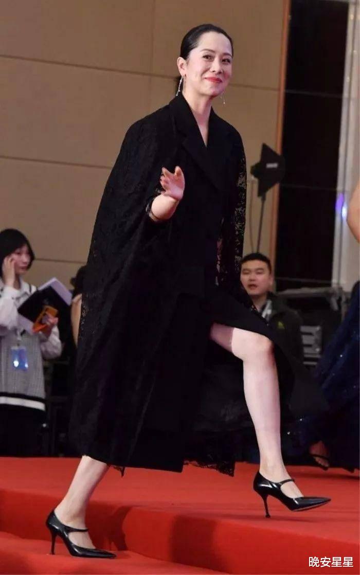 海清|海清跟农村妇女坐一起，皮肤化再黑穿再烂，坐姿拘谨看得出是装的