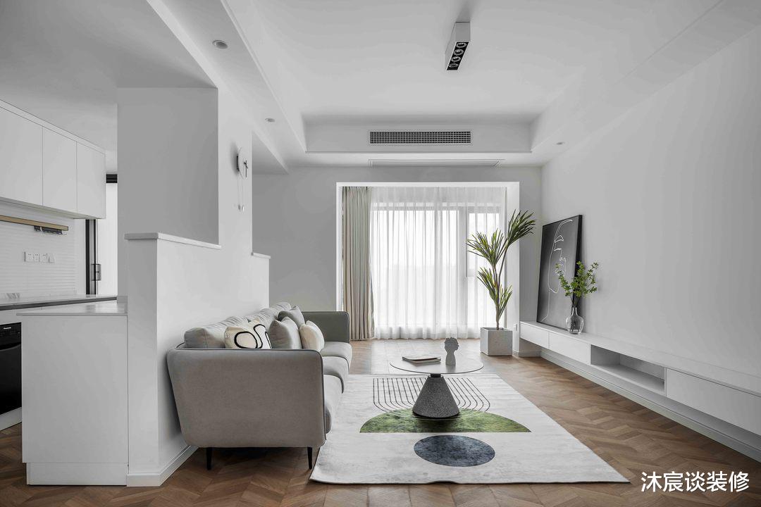 这对95后有远见，用单纯的白墙与温暖的木地板，轻松打造清爽的家