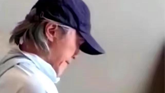 |60岁周星驰现身餐厅，满头白发仅一名同性友人相伴