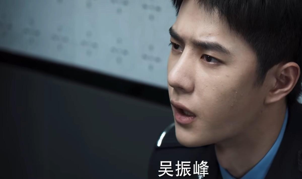 王一博|《冰雨火》首播好评如潮，剧情烧脑滤镜很是高级，王一博演技有所成长